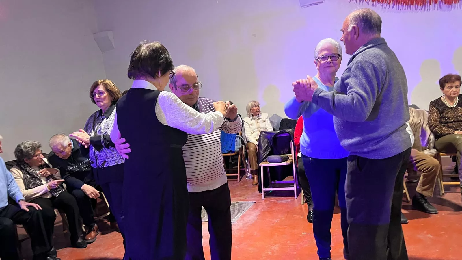 Brindis navideño y fiesta con los participantes de "Sácame a bailar". Foto Mercedes Manterola