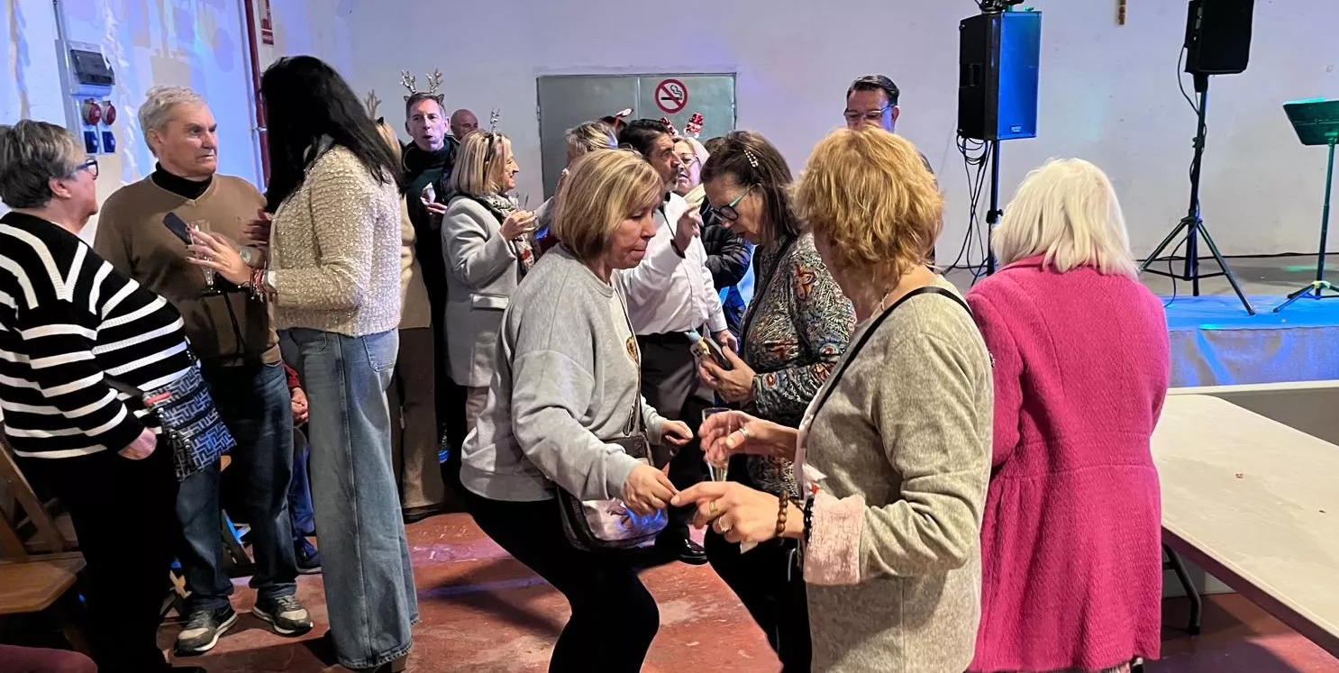 Brindis navideño y fiesta con los participantes de "Sácame a bailar". Foto Mercedes Manterola