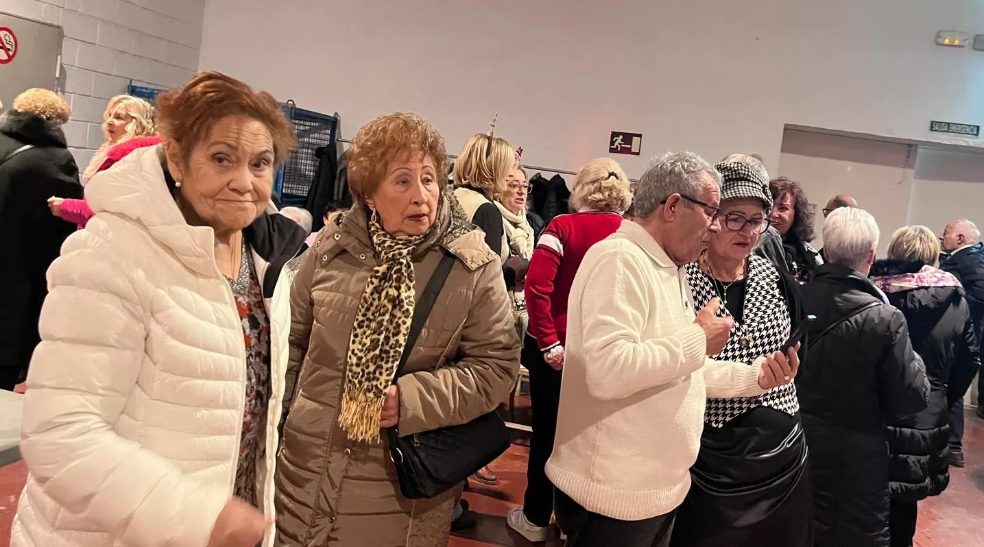 Brindis navideño y fiesta con los participantes de "Sácame a bailar". Foto Mercedes Manterola