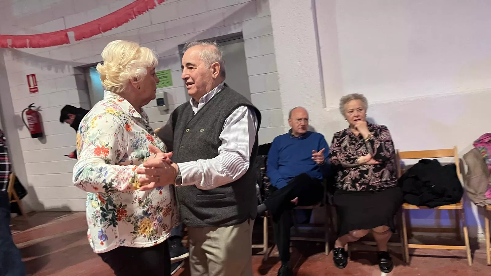 Brindis navideño y fiesta con los participantes de "Sácame a bailar". Foto Mercedes Manterola