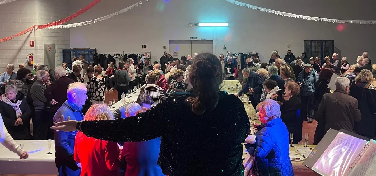 Brindis navideño y fiesta con los participantes de "Sácame a bailar". Foto Mercedes Manterola