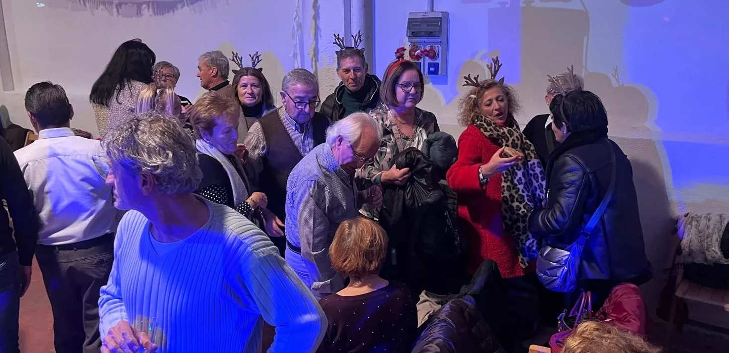 Brindis navideño y fiesta con los participantes de "Sácame a bailar". Foto Mercedes Manterola