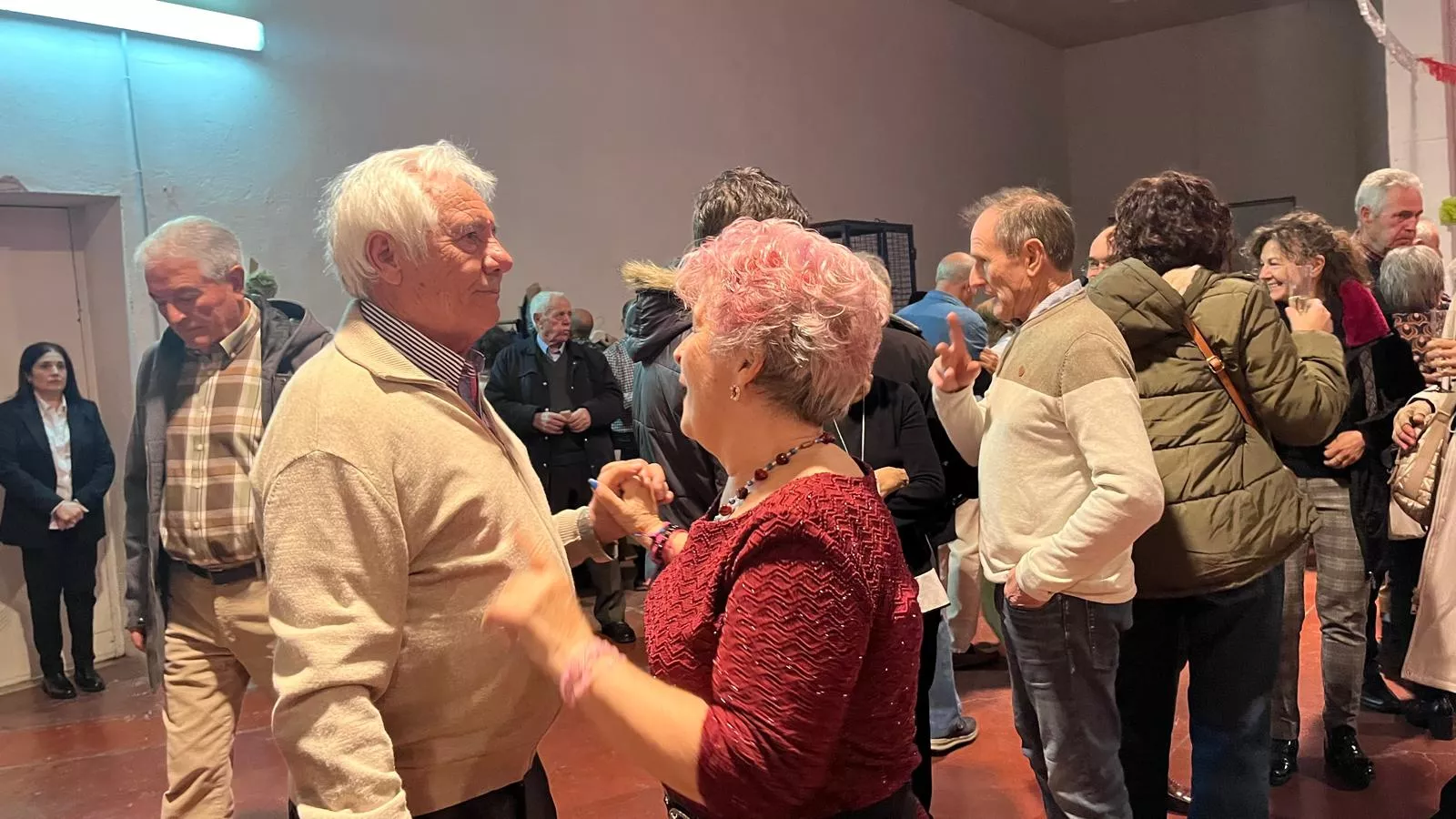 Brindis navideño y fiesta con los participantes de "Sácame a bailar". Foto Mercedes Manterola