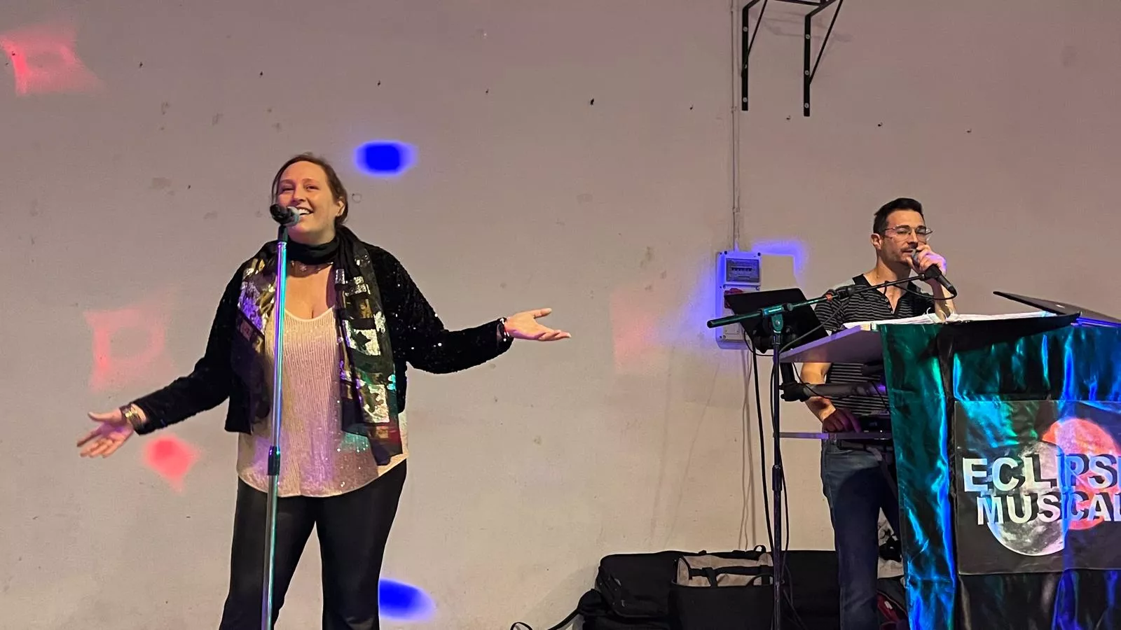 Brindis navideño y fiesta con los participantes de "Sácame a bailar". Foto Mercedes Manterola