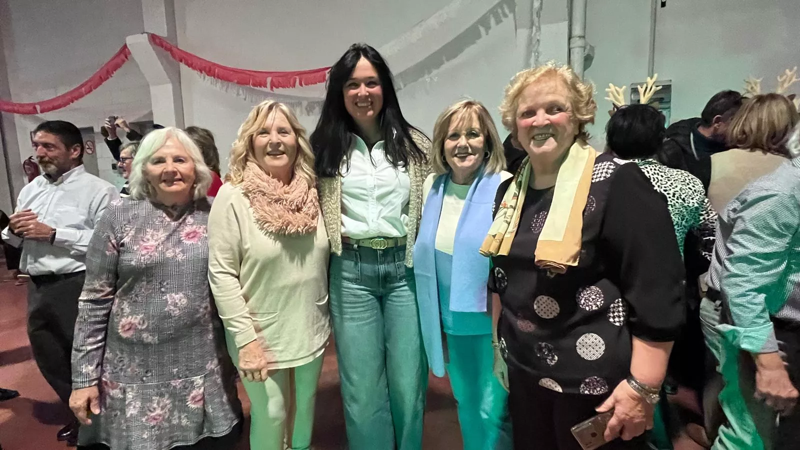 Brindis navideño y fiesta con los participantes de "Sácame a bailar". Foto Mercedes Manterola