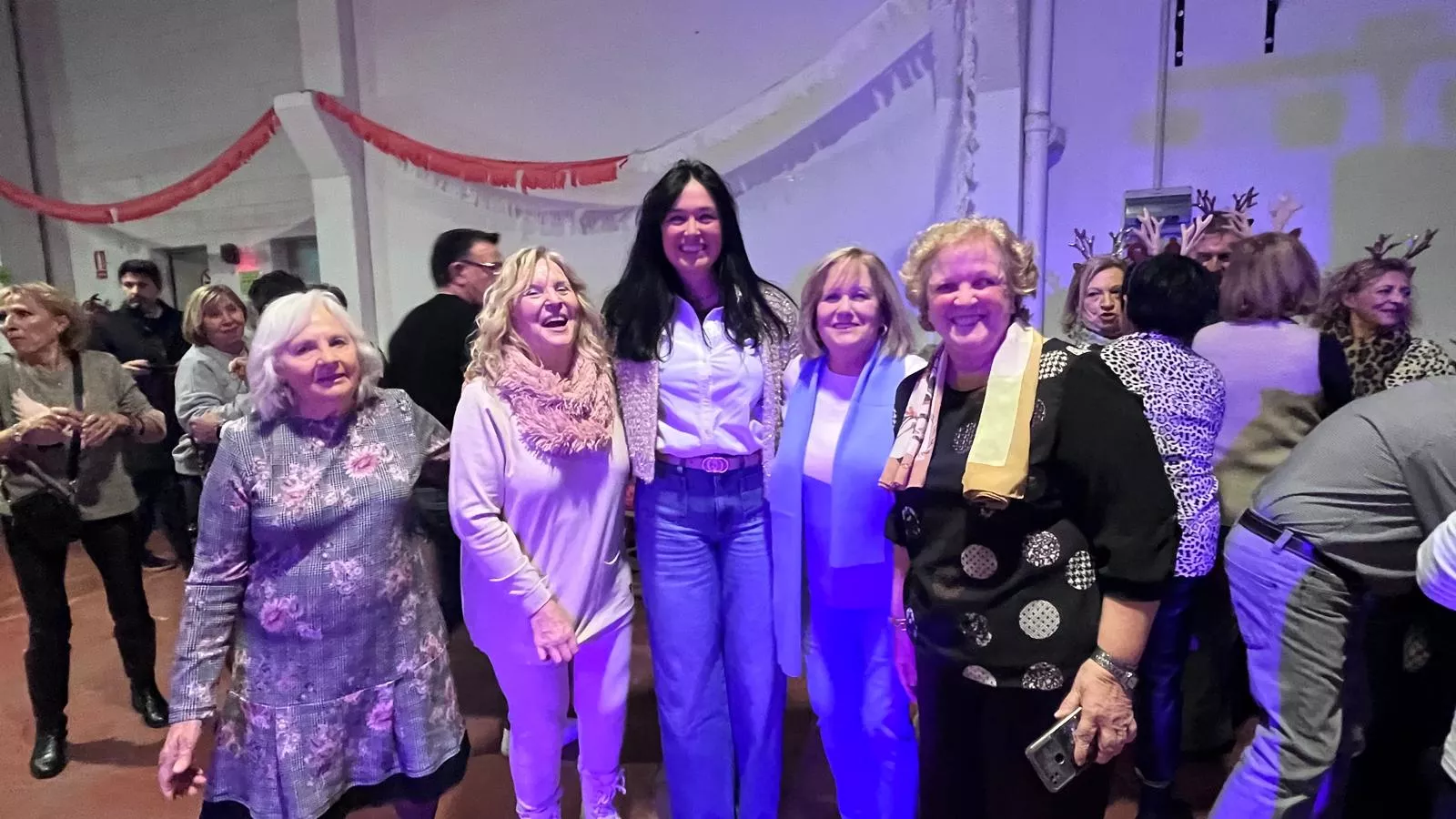 Brindis navideño y fiesta con los participantes de "Sácame a bailar". Foto Mercedes Manterola