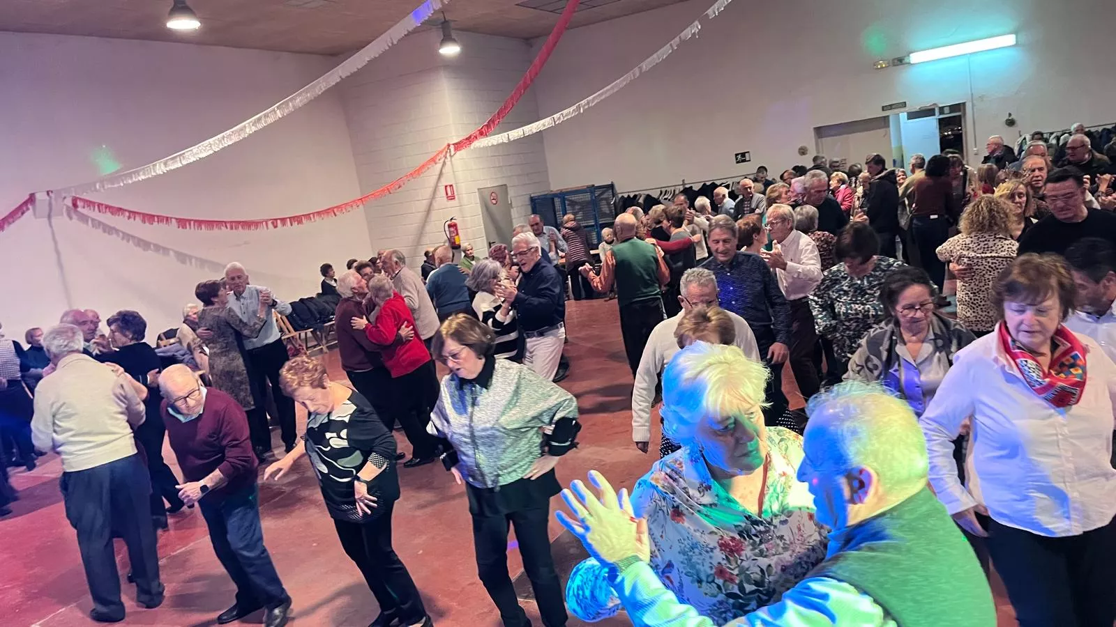 Brindis navideño y fiesta con los participantes de "Sácame a bailar". Foto Mercedes Manterola