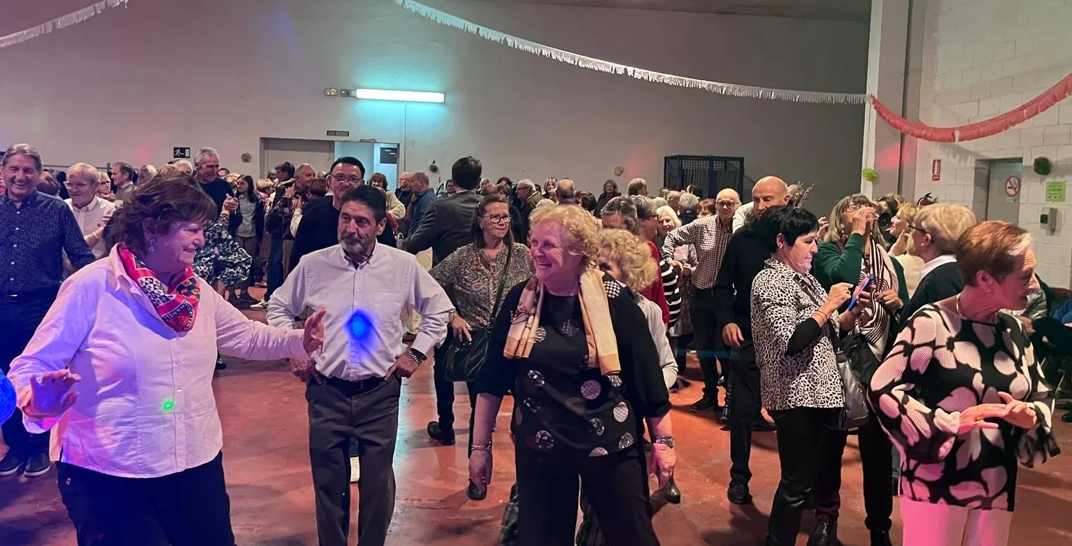 Brindis navideño y fiesta con los participantes de "Sácame a bailar". Foto Mercedes Manterola