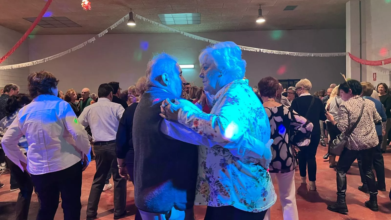 Brindis navideño y fiesta con los participantes de "Sácame a bailar". Foto Mercedes Manterola