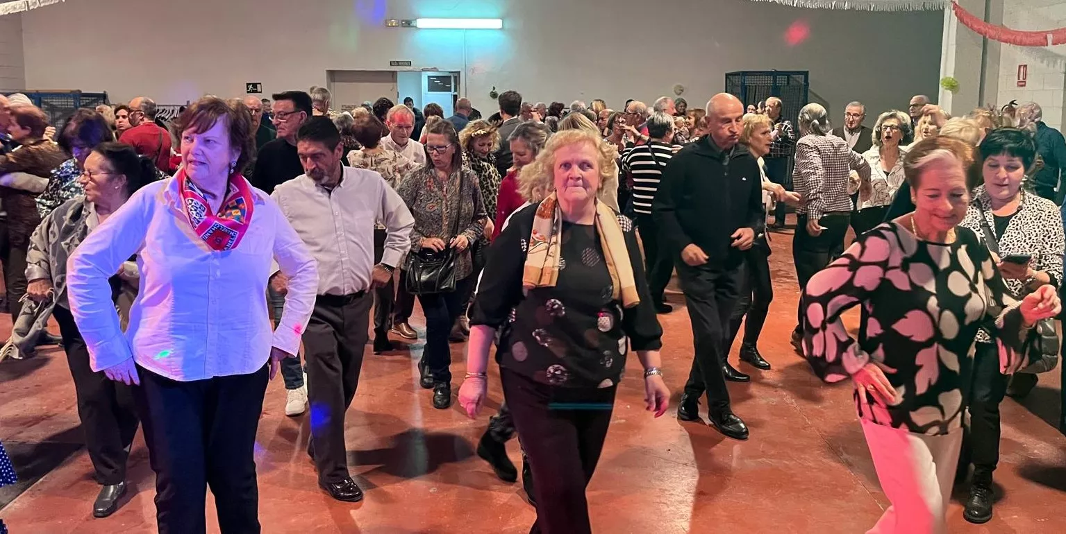 Brindis navideño y fiesta con los participantes de "Sácame a bailar". Foto Mercedes Manterola