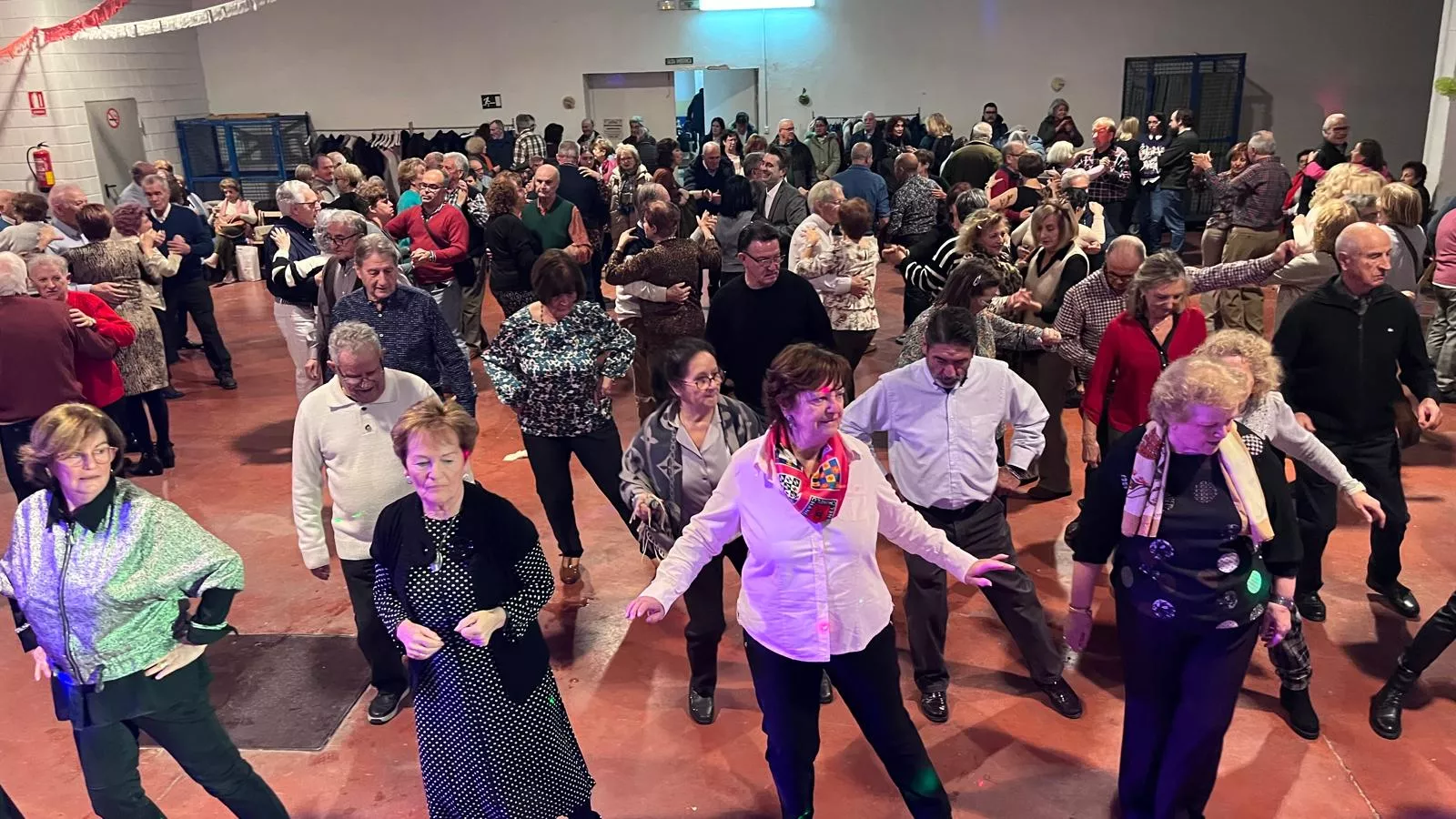 Brindis navideño y fiesta con los participantes de "Sácame a bailar". Foto Mercedes Manterola