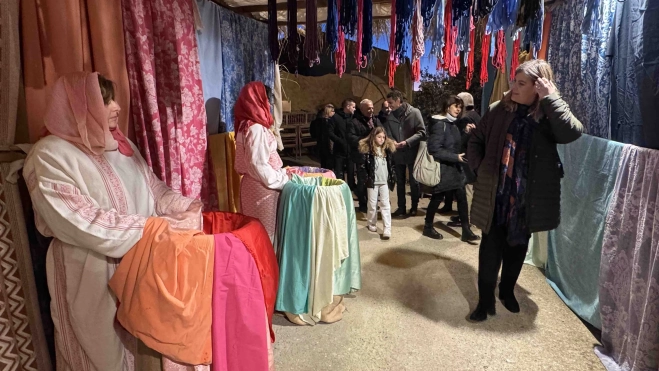 Visitantes recorren una de las escenas del Belén Viviente de Estadilla. Visitantes recorren una de las escenas del Belén Viviente de Estadilla.