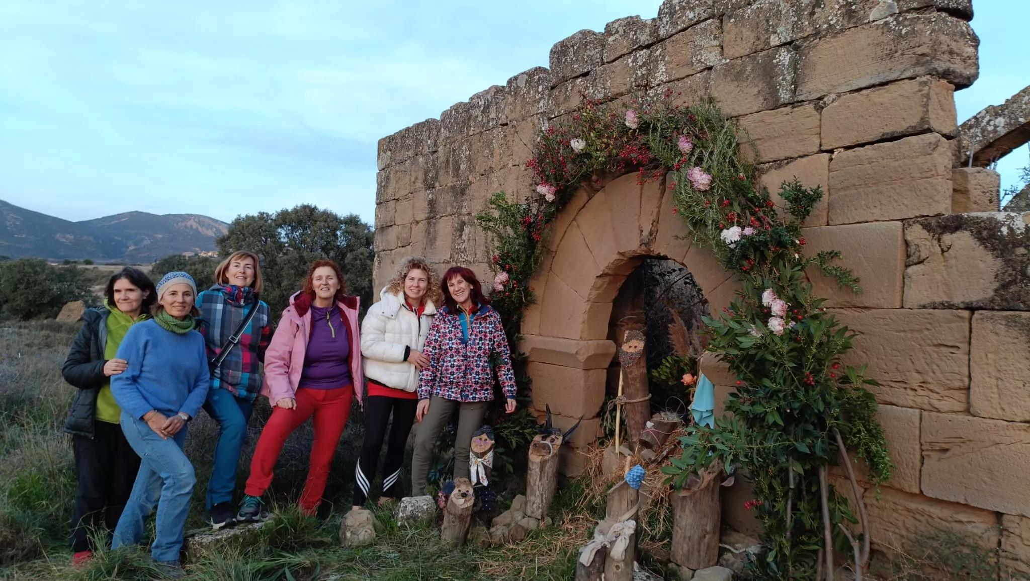 El grupo Andarinas, con el Belén Natural en la ermita de San Fertús.