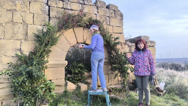 La artista, montando el Belén. La artista, montando el Belén.
