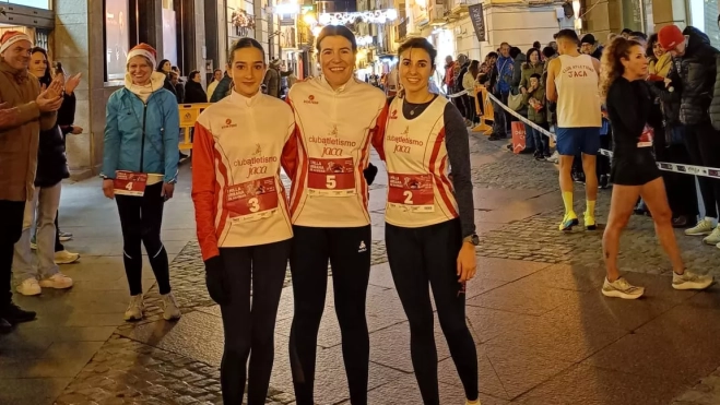 Las tres primeras chicas de la carrera femenina competitiva. Las tres primeras chicas de la carrera femenina competitiva.