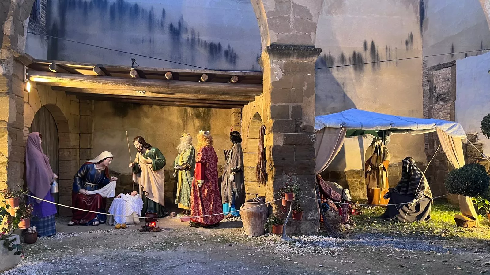 Belén instalado en los restos de la iglesia de la Malena de Huesca. Foto Mercedes Manterola