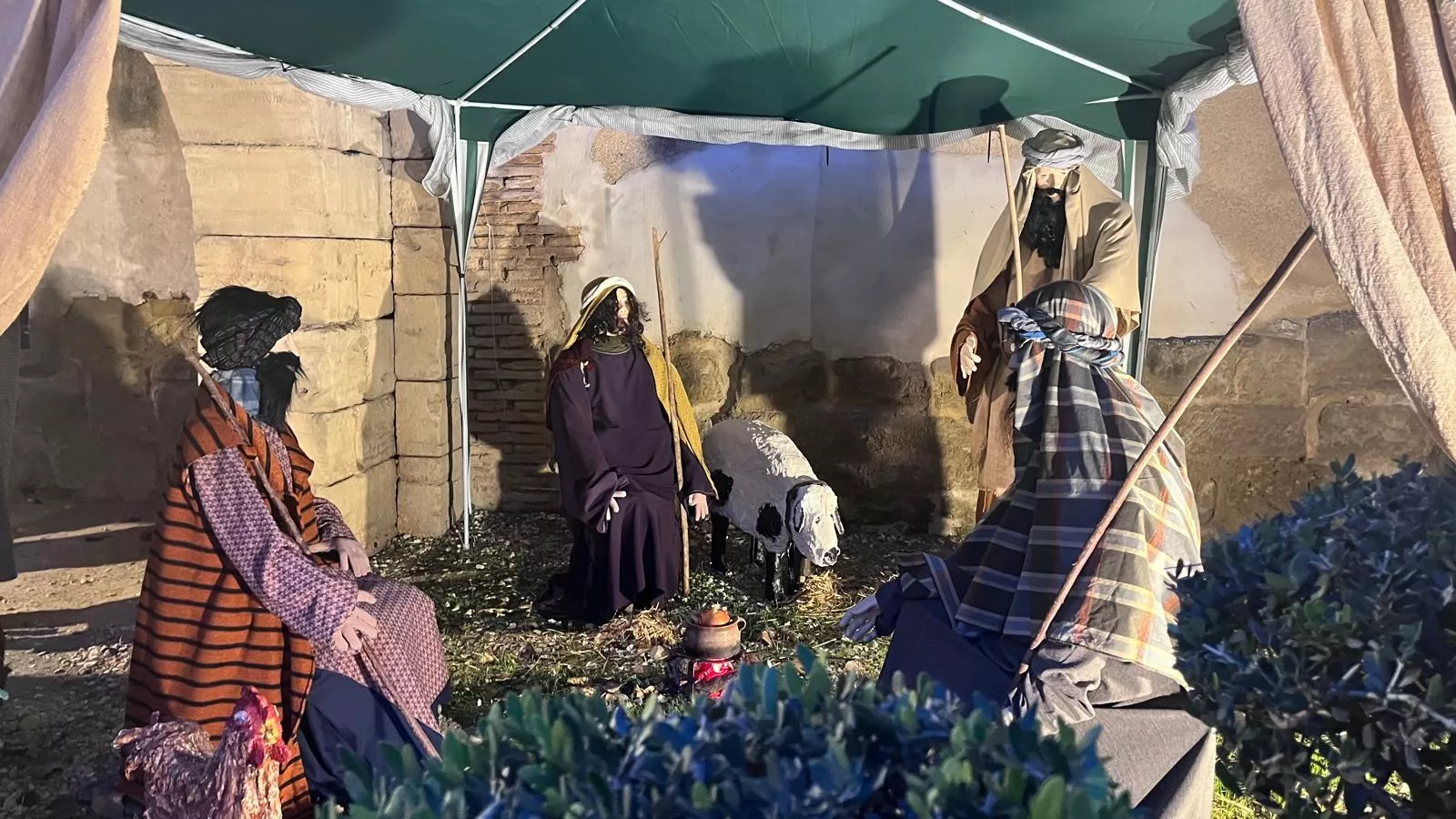 Belén instalado en los restos de la iglesia de la Malena de Huesca. Foto Mercedes Manterola