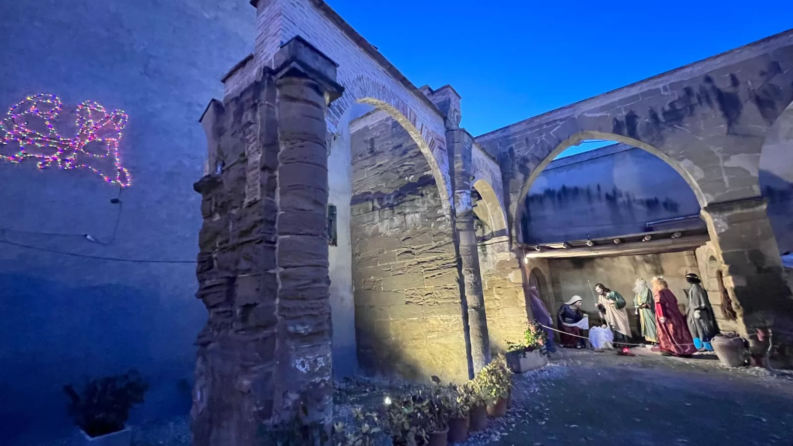Belén instalado en los restos de la iglesia de la Malena de Huesca. Foto Mercedes Manterola
