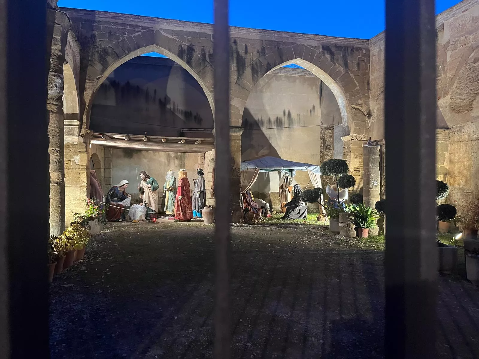 Belén instalado en los restos de la iglesia de la Malena de Huesca. Foto Mercedes Manterola