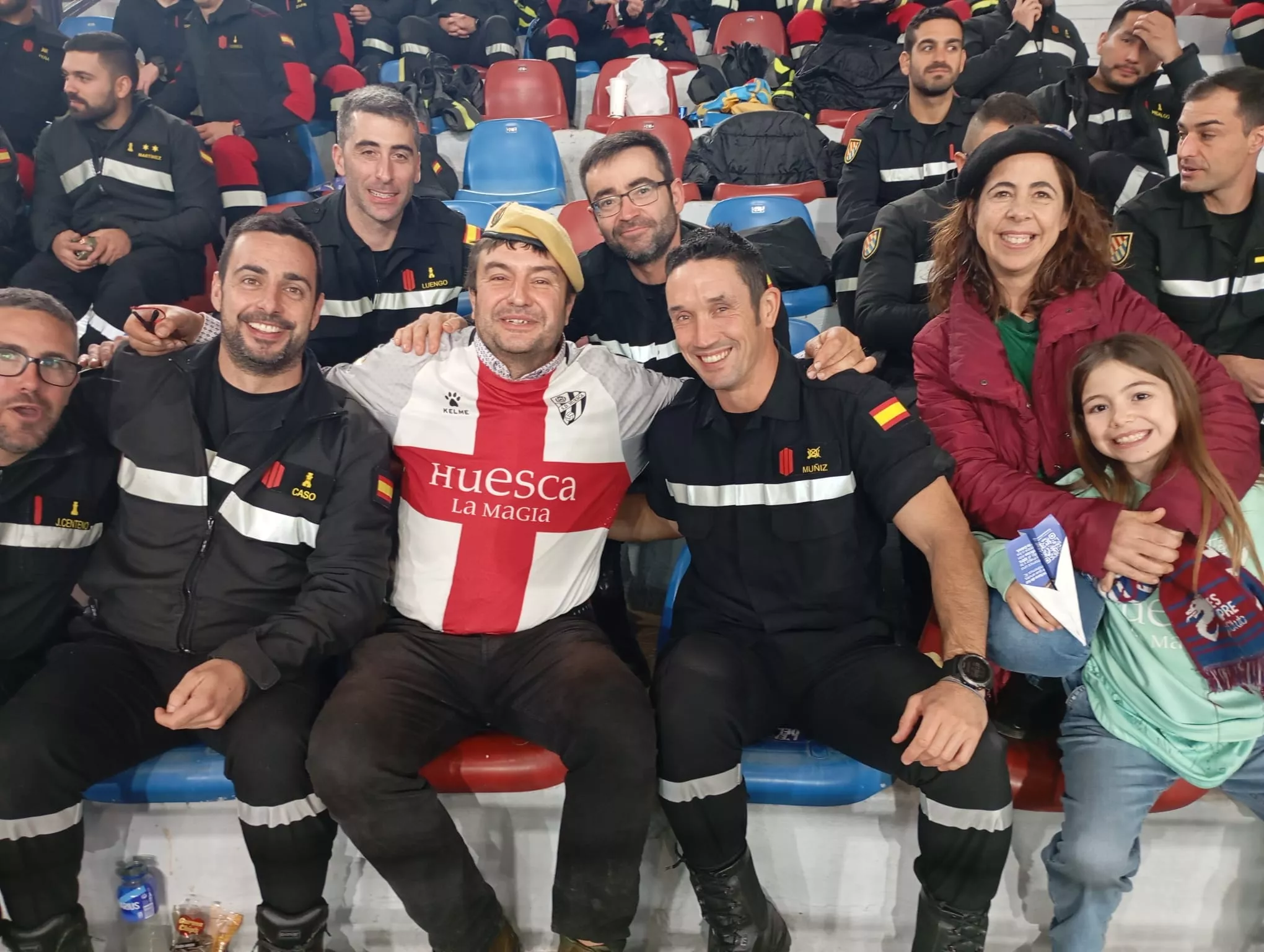 Pilar Cereza y familia con miembros de la UME en el Ciutat de Valencia.