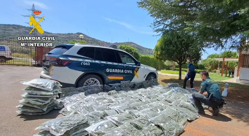 Agentes de la Guardia Civil, con droga incautada en Sobrarbe y Ribagorza Agentes de la Guardia Civil, con droga incautada en Sobrarbe y Ribagorza