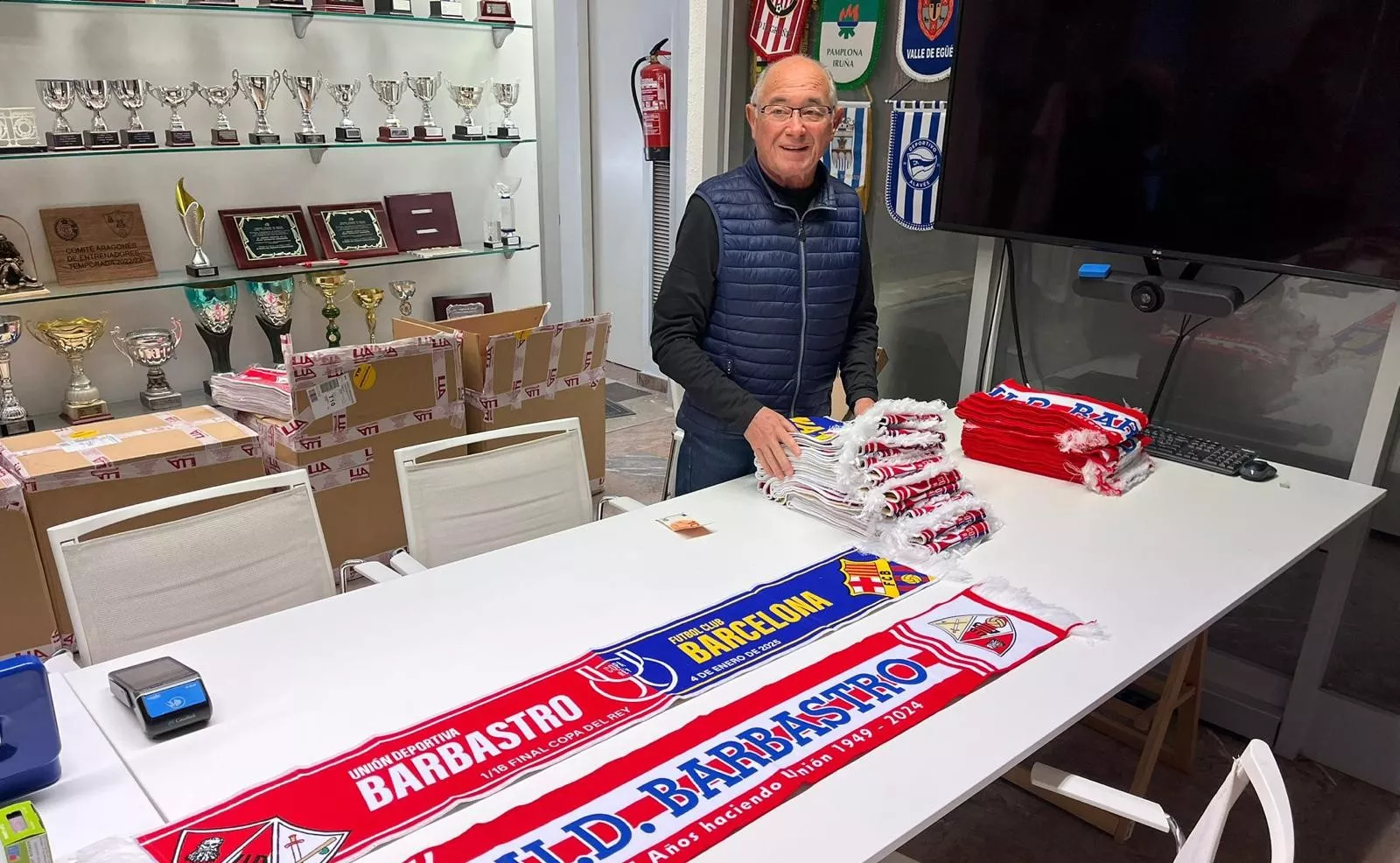 Bufandas conmemorativas del partido ante el FC Barcelona. 