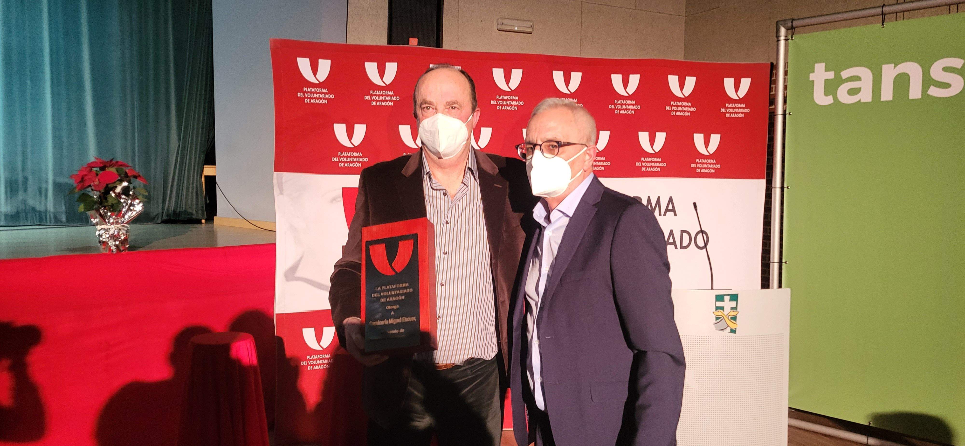Miguel Escuer y Juan Hidalgo, en la celebración en Huesca del Día del Voluntariado 2022. Foto Myriam Martínez