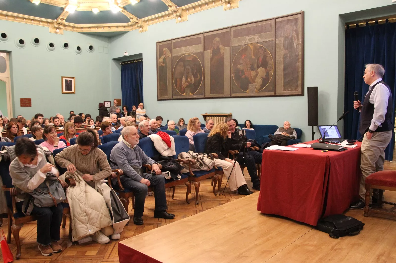 Conferencia de Jesús Inglada sobre "La infancia en tiempos de guerra". Foto Carlos Neofato