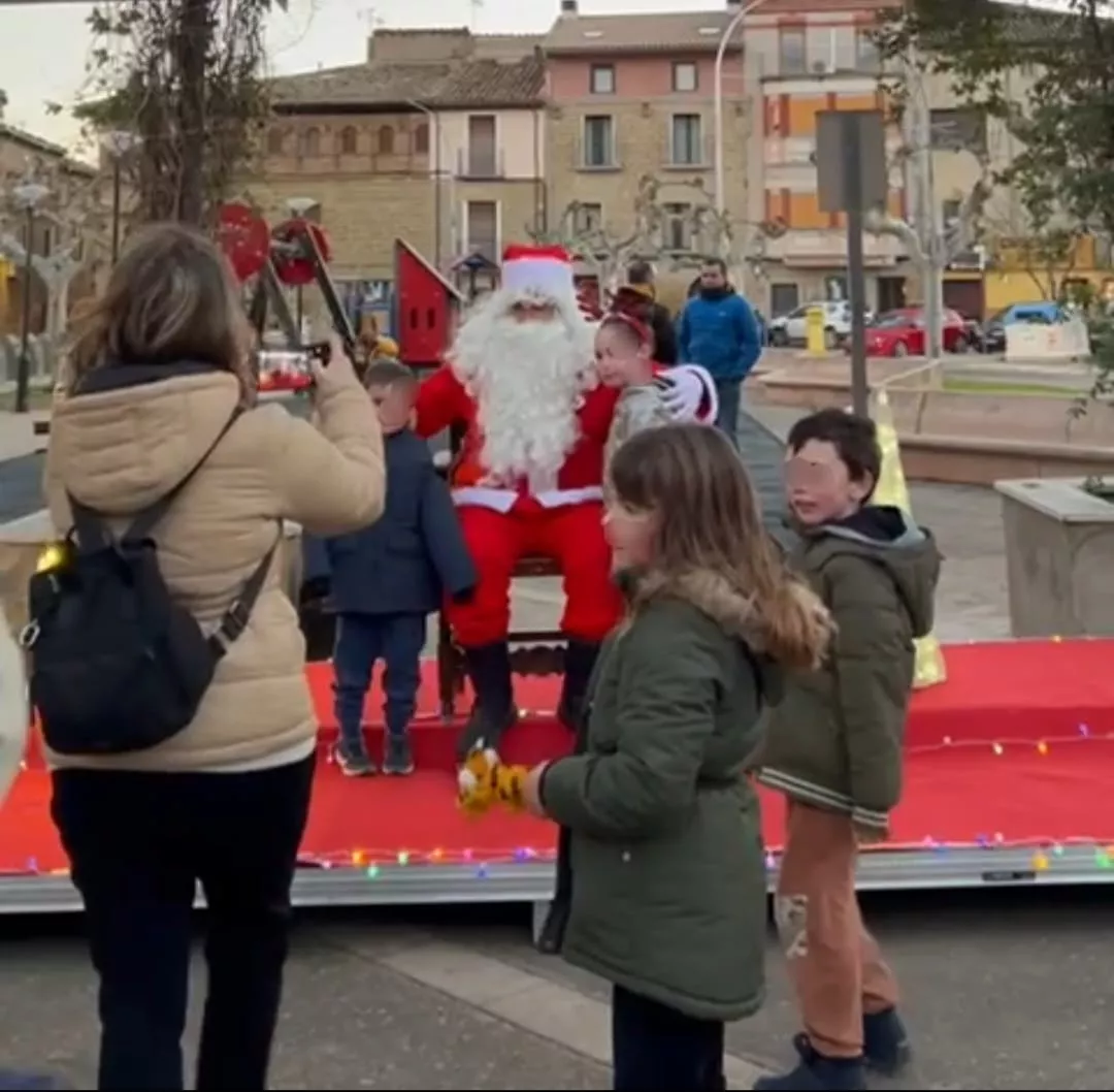 Papá Noel recogió los juguetes donados por las niñas y los niños de Ayerbe.