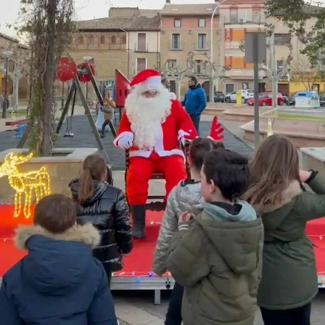 Papá Noel recogió los juguetes donados por las niñas y los niños de Ayerbe.