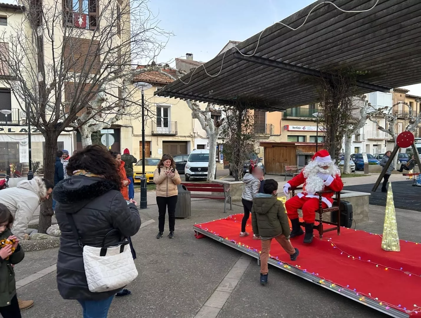 Papá Noel recogió los juguetes donados por las niñas y los niños de Ayerbe.