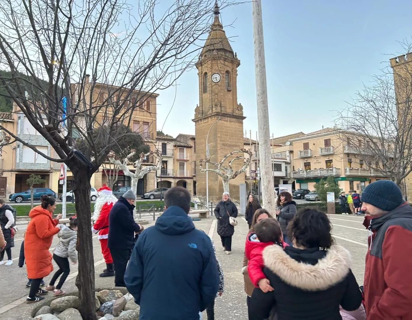 Papá Noel recogió los juguetes donados por las niñas y los niños de Ayerbe.