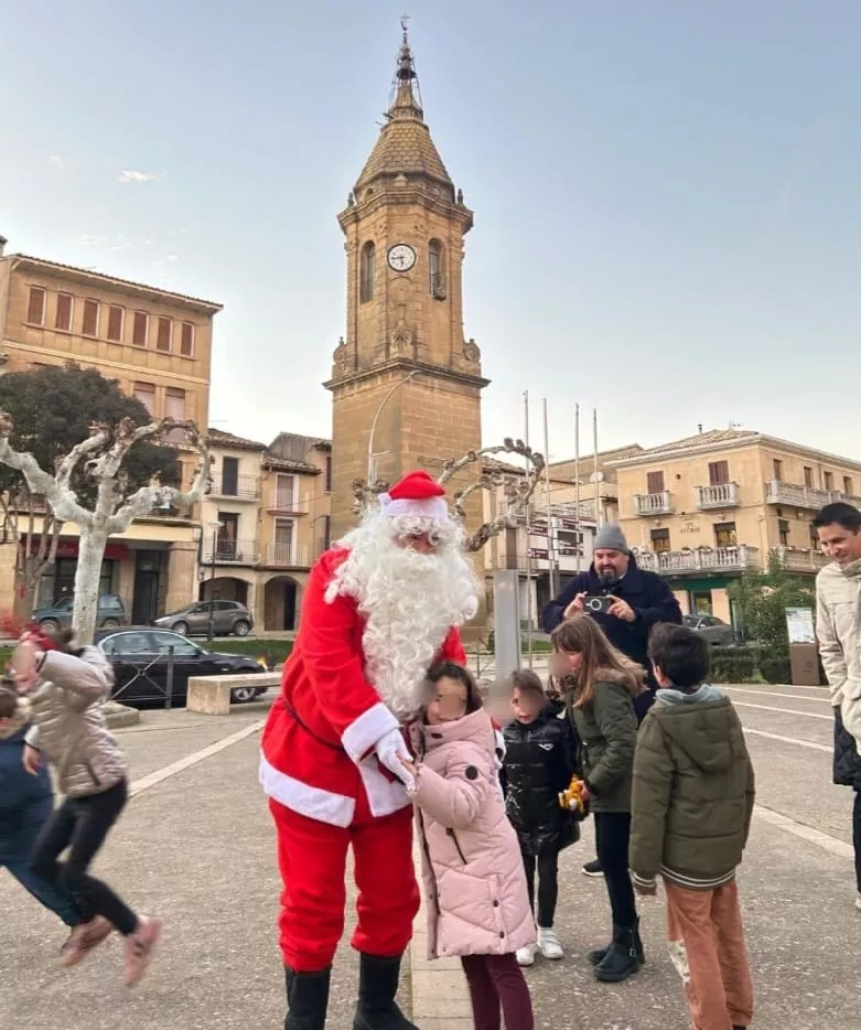 Papá Noel recogió los juguetes donados por las niñas y los niños de Ayerbe.