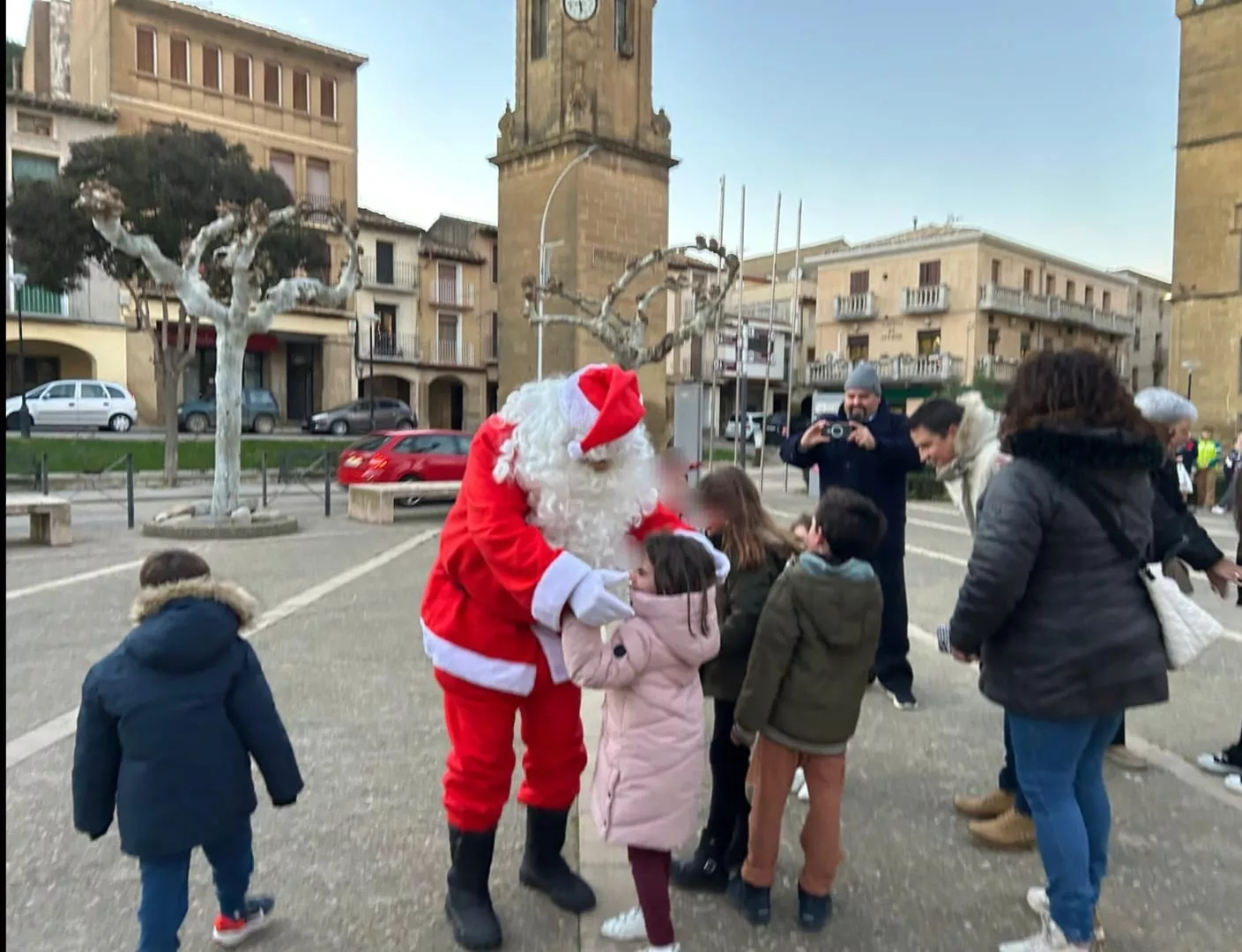Papá Noel recogió los juguetes donados por las niñas y los niños de Ayerbe.