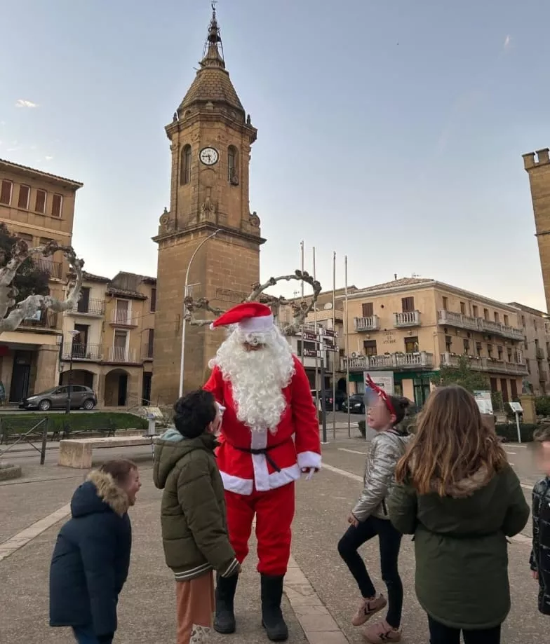 Papá Noel recogió los juguetes donados por las niñas y los niños de Ayerbe.