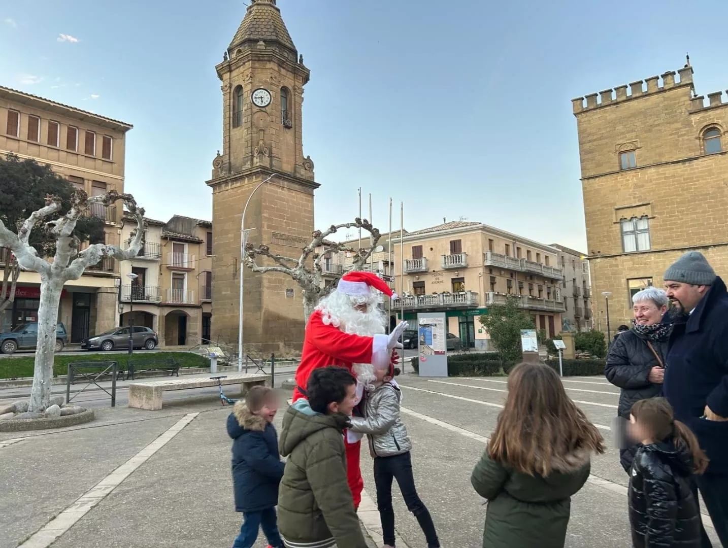 Papá Noel recogió los juguetes donados por las niñas y los niños de Ayerbe.