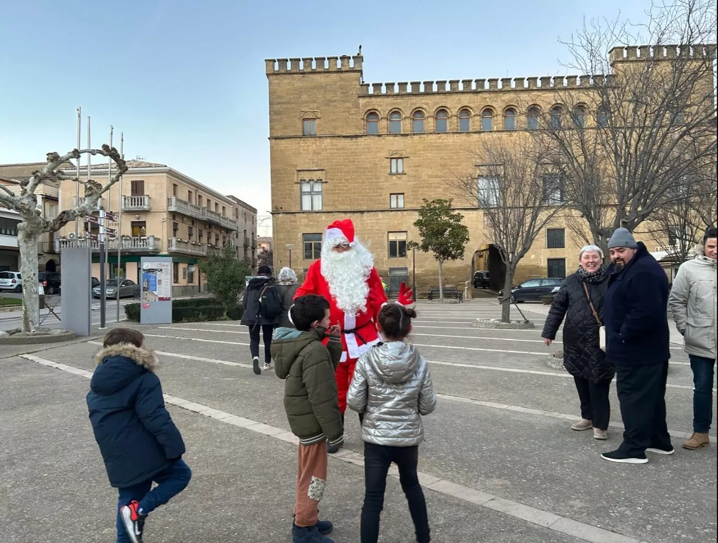 Papá Noel recogió los juguetes donados por las niñas y los niños de Ayerbe.