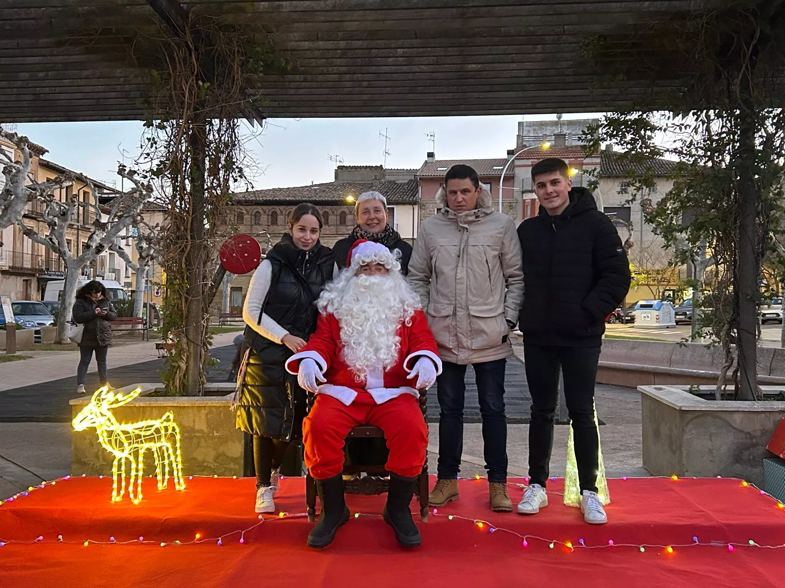 Papá Noel recogió los juguetes donados por las niñas y los niños de Ayerbe.