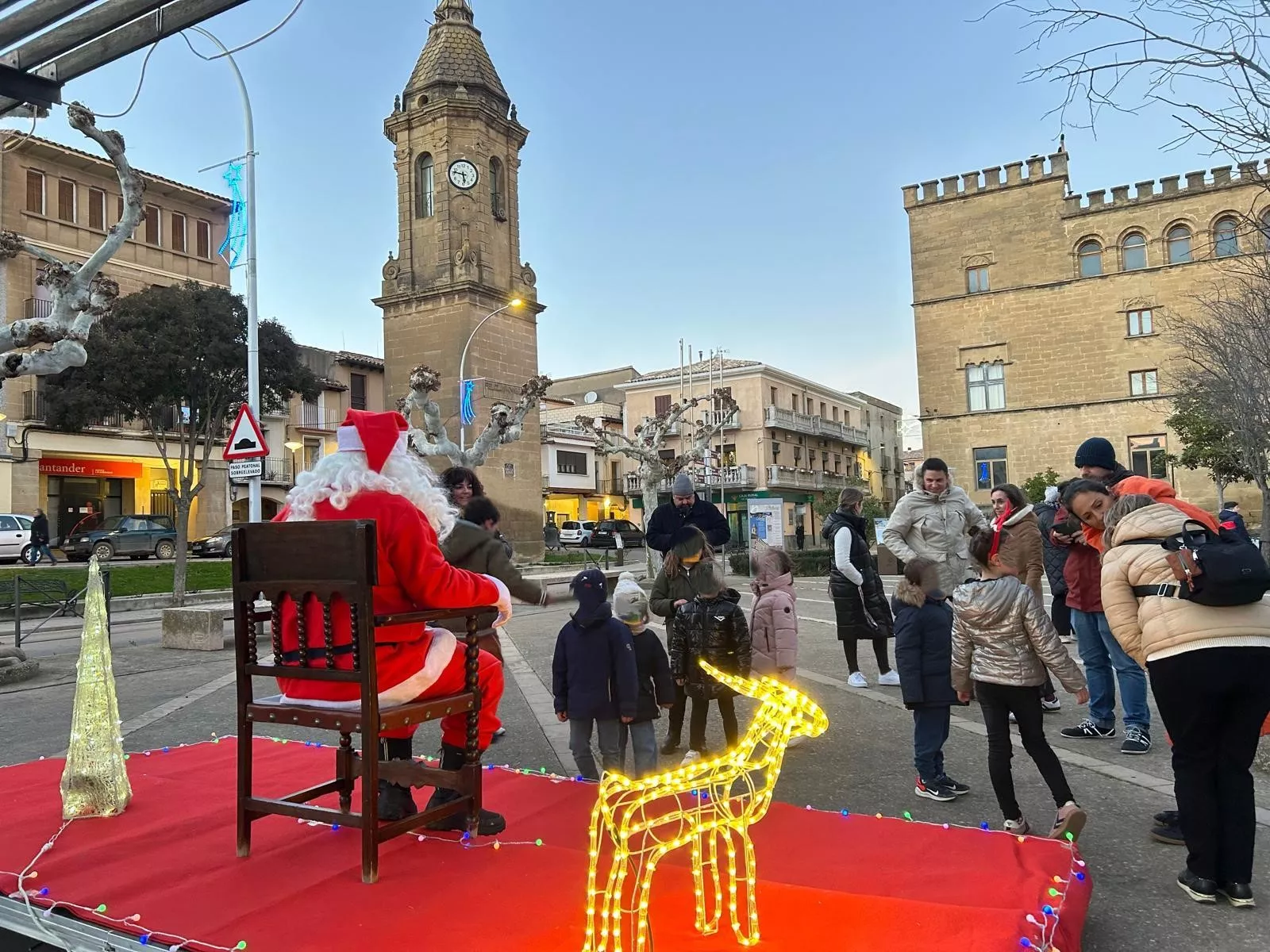 Papá Noel recogió los juguetes donados por las niñas y los niños de Ayerbe.