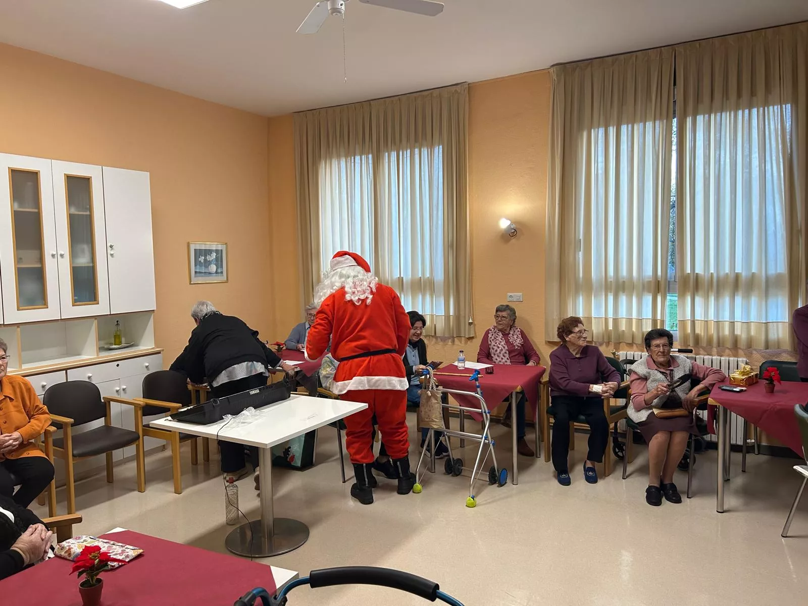 Visita de Papá Noel a la Residencia Virgen de Casbas de Ayerbe