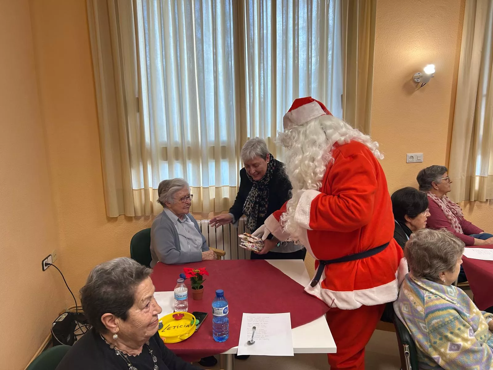 Visita de Papá Noel a la Residencia Virgen de Casbas de Ayerbe