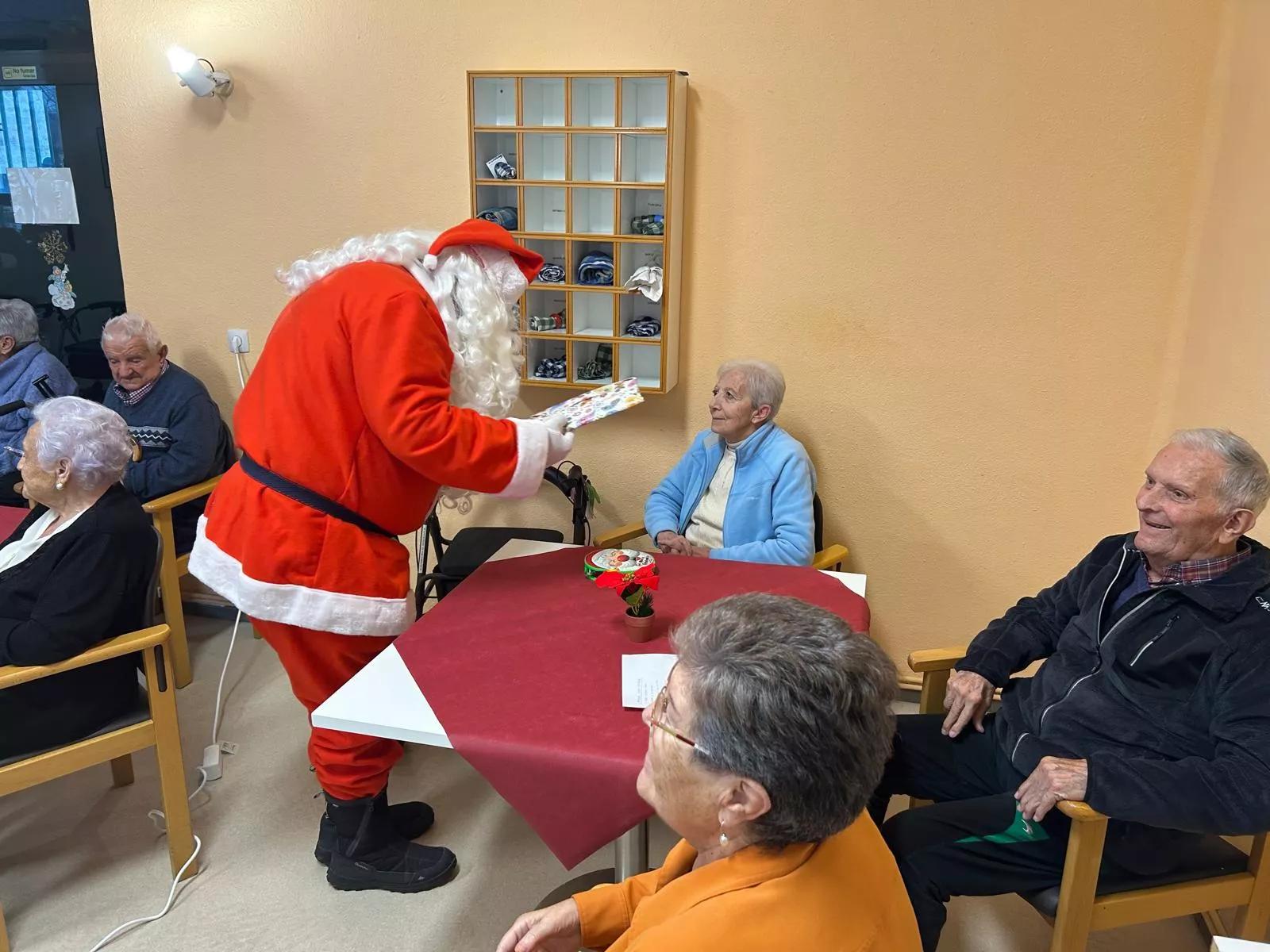 Visita de Papá Noel a la Residencia Virgen de Casbas de Ayerbe