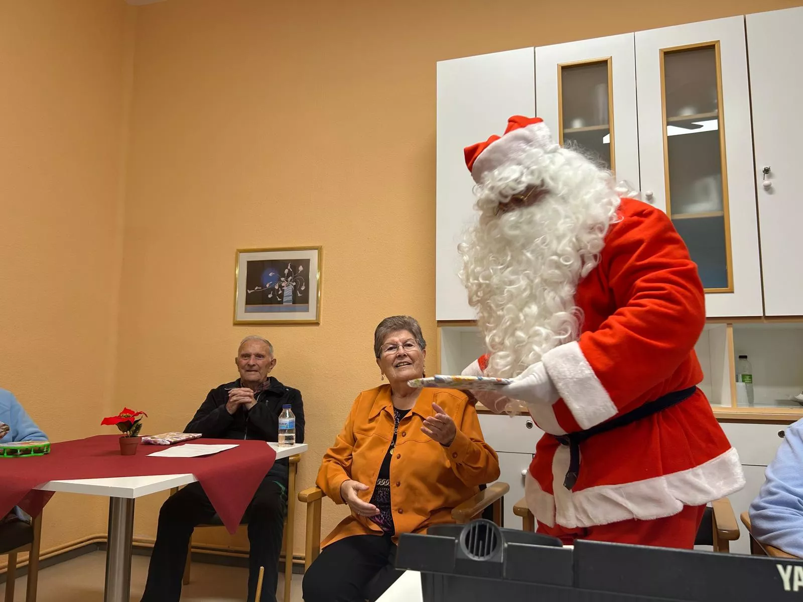 Visita de Papá Noel a la Residencia Virgen de Casbas de Ayerbe