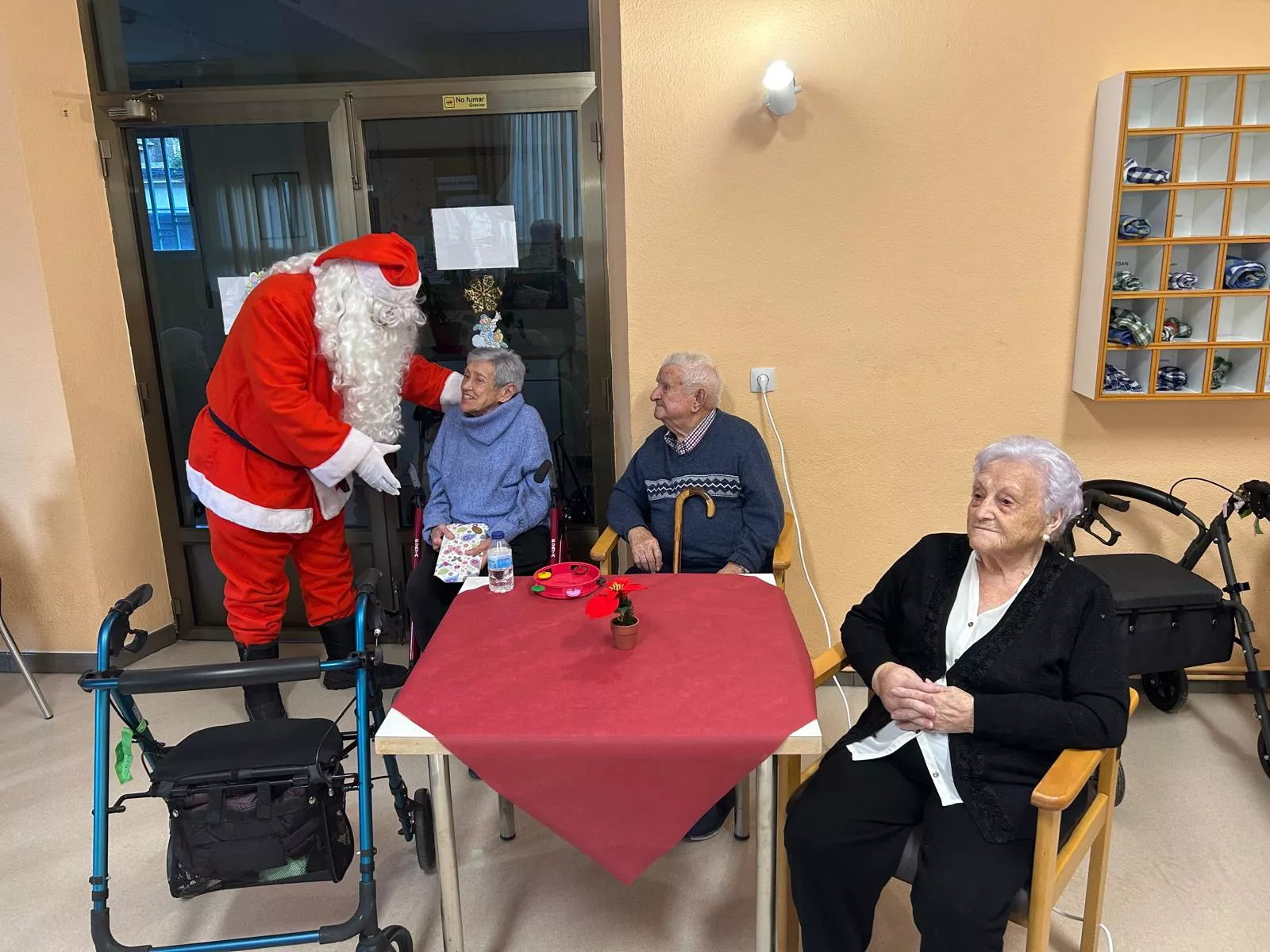 Visita de Papá Noel a la Residencia Virgen de Casbas de Ayerbe