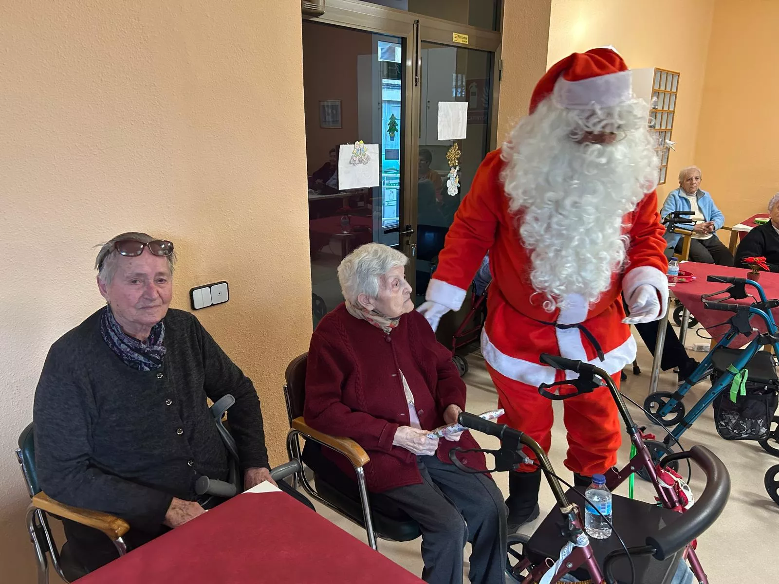 Visita de Papá Noel a la Residencia Virgen de Casbas de Ayerbe