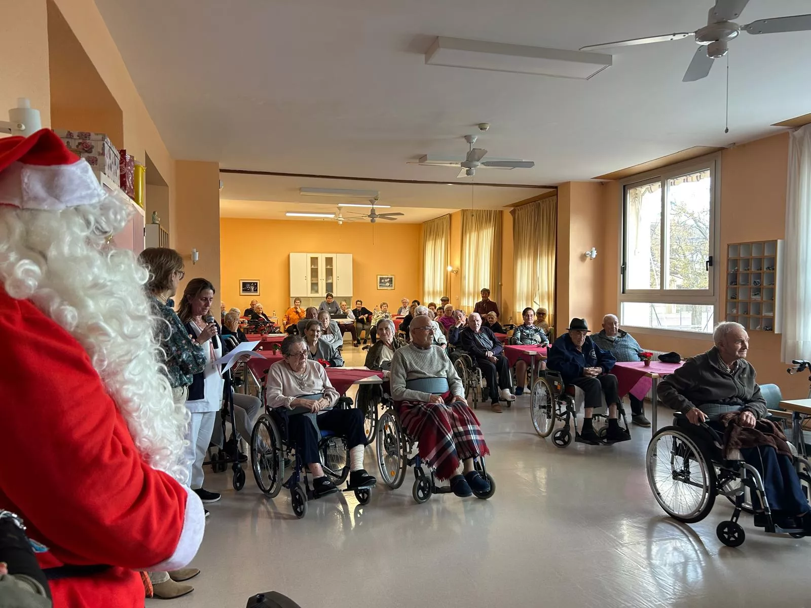 Visita de Papá Noel a la Residencia Santa Leticia de Ayerbe