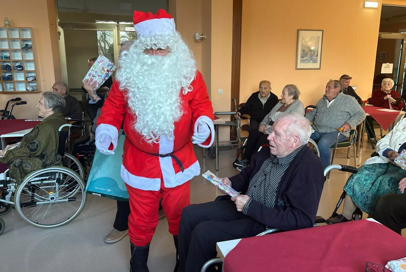 Visita de Papá Noel a la Residencia Virgen de Casbas de Ayerbe