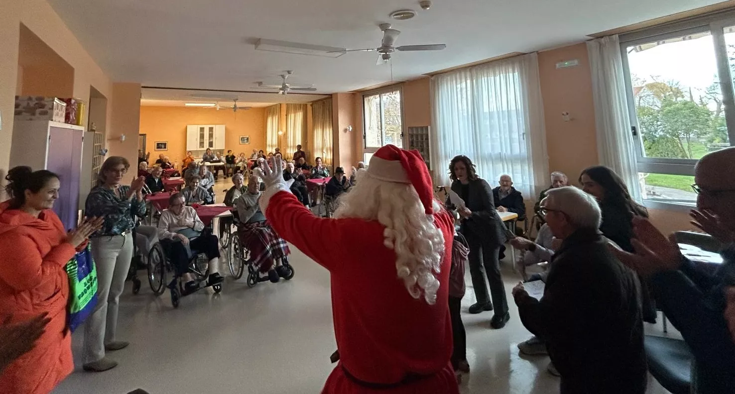 Visita de Papá Noel a la Residencia Virgen de Casbas de Ayerbe