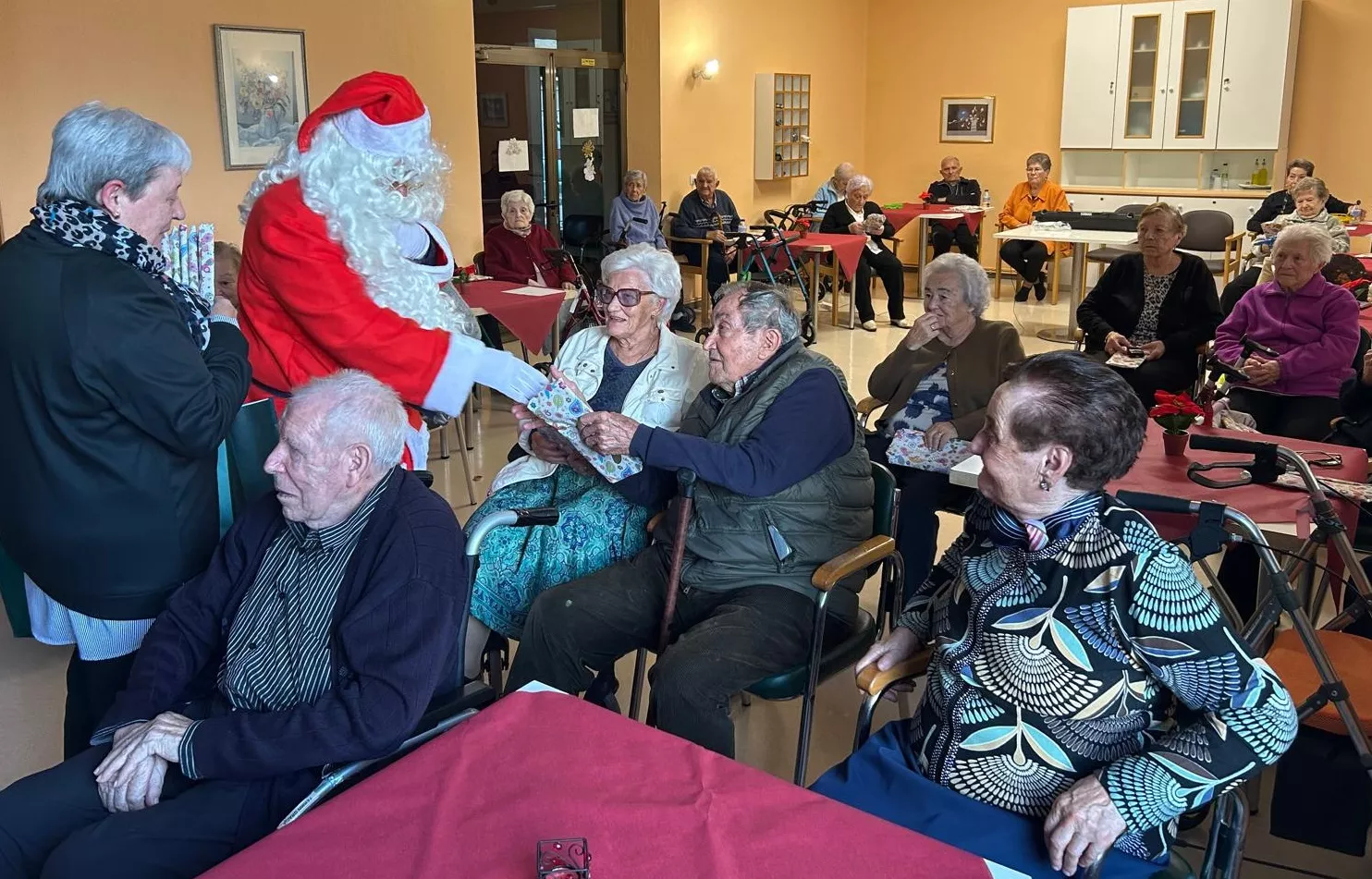 Visita de Papá Noel a la Residencia Virgen de Casbas de Ayerbe