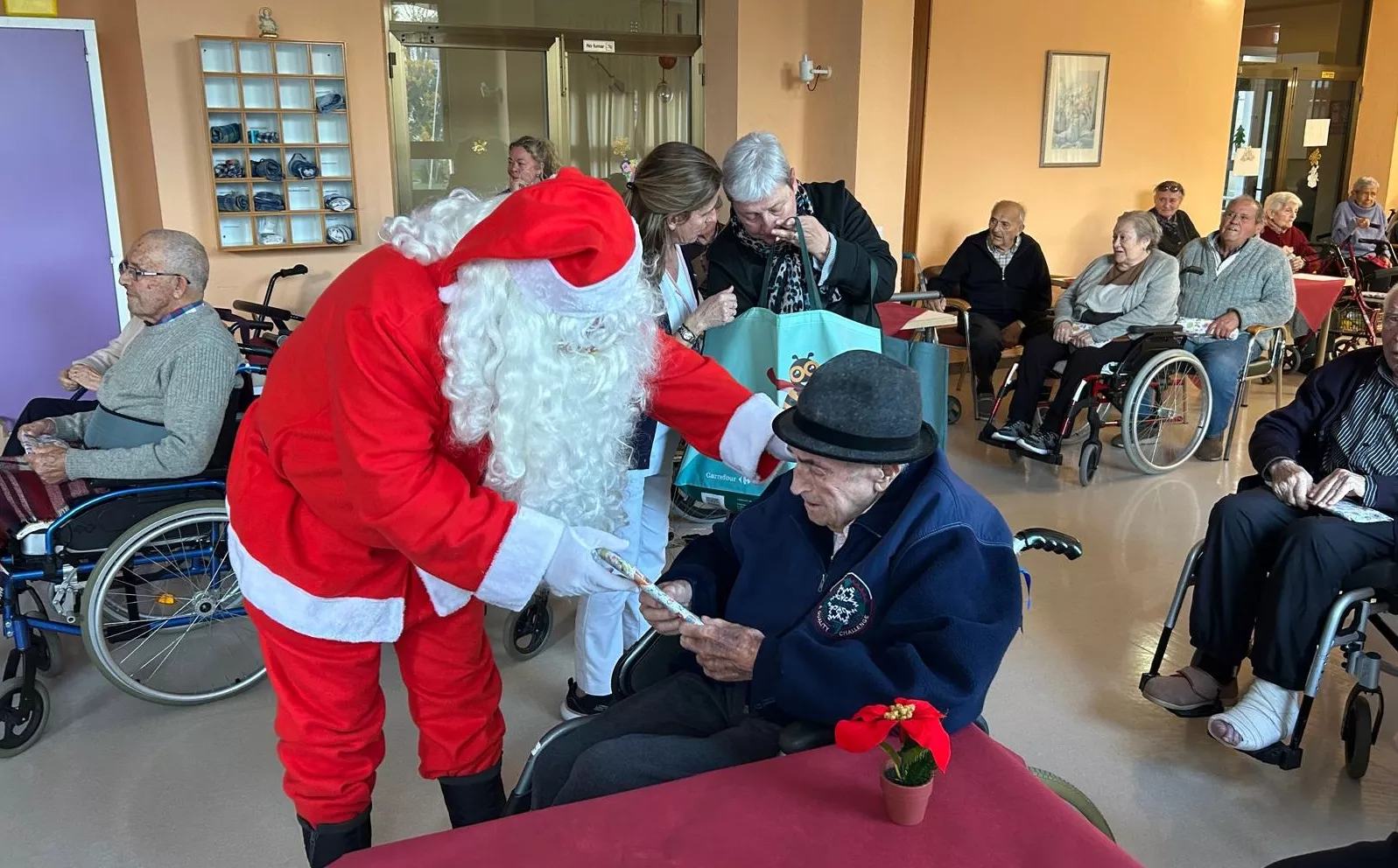 Visita de Papá Noel a la Residencia Virgen de Casbas de Ayerbe